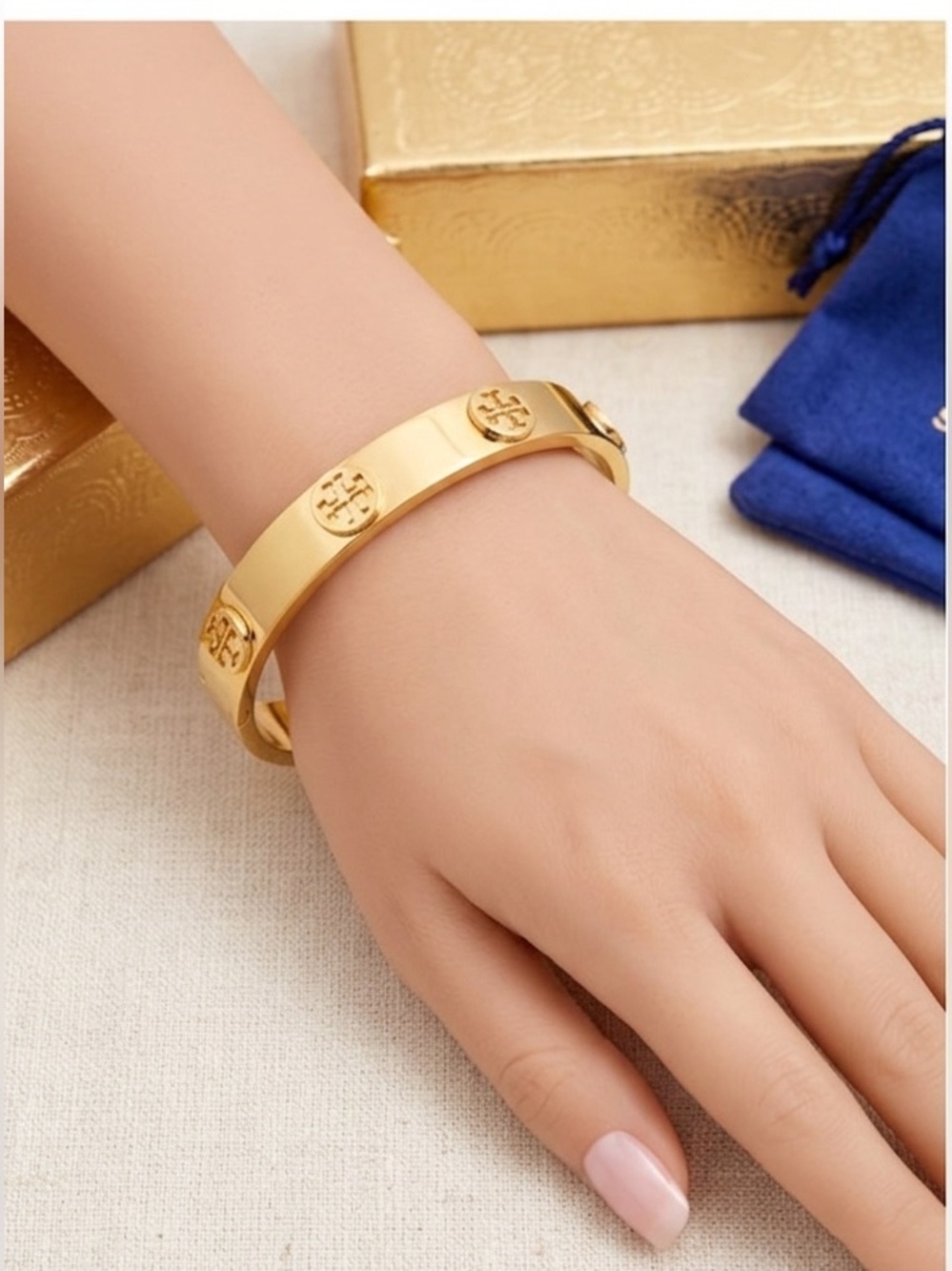 Tory Burch EUC Gold
Tone Miller Logo Stud Hinge
Bangle Bracelet with Dust
Bag - Picture 4 of 12